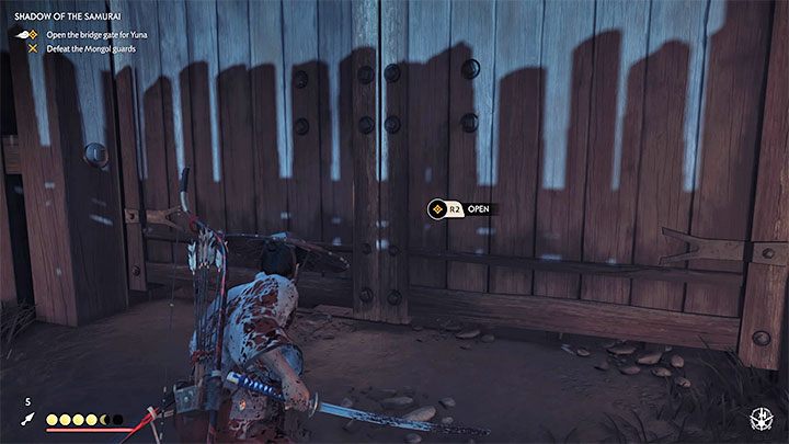 Po tym jak znajdziesz się na lewo od zamkniętej bramy Jin zlokalizuje dziurę w palisadzie - Ghost of Tsushima: Cień samuraja (Shadow of the Samurai) solucja, opis przejścia - Ghost of Tsushima - poradnik do gry