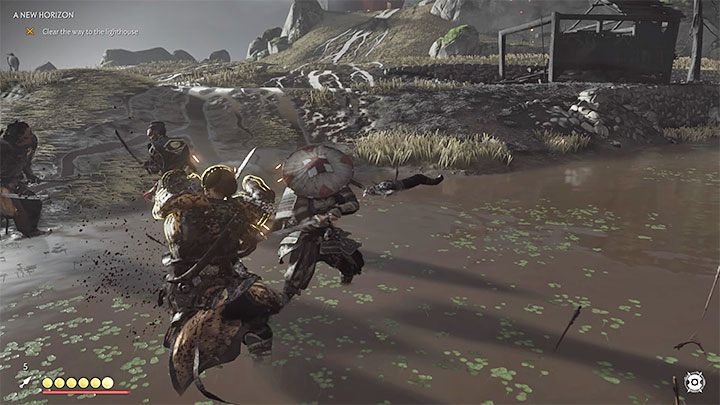 Wrogów możesz zacząć atakować nie schodząc z konia, aczkolwiek nic złego nie wydarzy się jeśli dobrowolnie z niego zeskoczysz lub jeśli zostaniesz zrzucony po tym jak ktoś uderzy twojego wierzchowca - Ghost of Tsushima: Nowy horyzont (A New Horizon) solucja, opis przejścia - Ghost of Tsushima - poradnik do gry