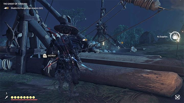 Sabotaż katapult Mongołów nie jest skomplikowany - wystarczy dotrzeć do każdej z machin oblężniczych, ustawić się w odpowiednim miejscu i wcisnąć R2 - Ghost of Tsushima: Duch Yarikawy (The Ghost of Yarikawa) solucja, opis przejścia - Ghost of Tsushima - poradnik do gry