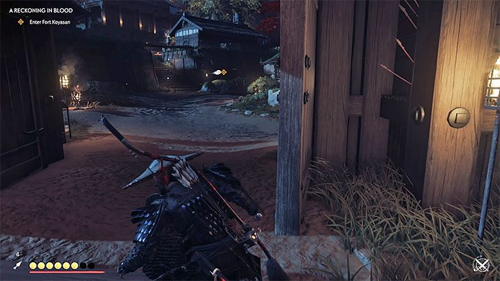 Zanim skierujesz się w stronę fortu zaczekaj kilkanaście sekund aż duża grupa wrogów wyruszy w pościg za Taką - Ghost of Tsushima: Krwawy sąd (A Reckoning in Blood) solucja, opis przejścia - Ghost of Tsushima - poradnik do gry
