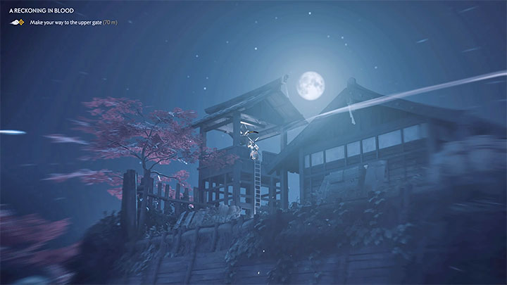 Do górnej bramy prowadzą widoczne w oddali schody, przy czym na terenie fortu nadal przebywają pojedynczy przeciwnicy - Ghost of Tsushima: Krwawy sąd (A Reckoning in Blood) solucja, opis przejścia - Ghost of Tsushima - poradnik do gry