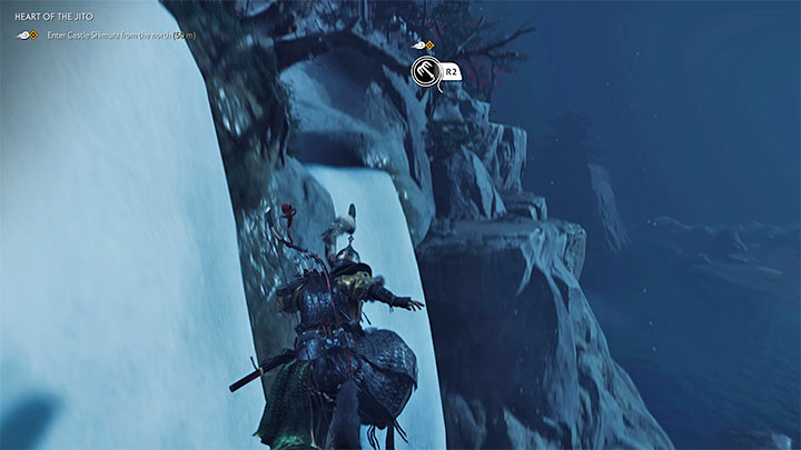 Wspinaczka nie jest bardzo skomplikowana, choć zakłada ona skorzystanie z liny z hakiem w celu dotarcia na skalną półkę po drugiej stronie wodospadów - Ghost of Tsushima: Serce Jito (Heart of the Jito) solucja, opis przejścia - Ghost of Tsushima - poradnik do gry