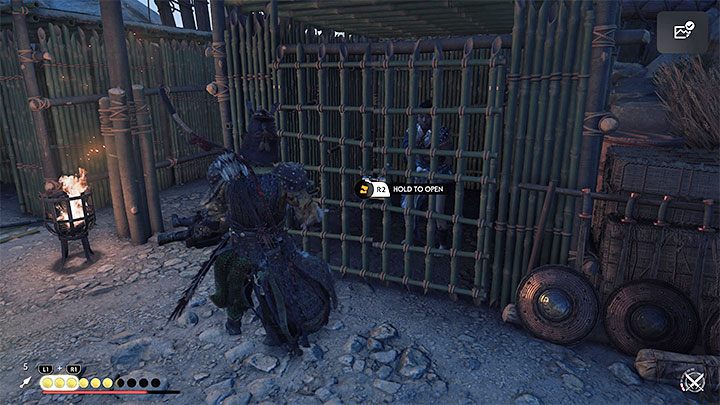 Klatki z więźniami są zawsze oznaczane - możecie przytrzymywać R2 żeby je otworzyć lub niszczyć bramki atakami kataną - Ghost of Tsushima Iki Island: Jak błyskawica - solucja, opis przejścia - Ghost of Tsushima - poradnik do gry