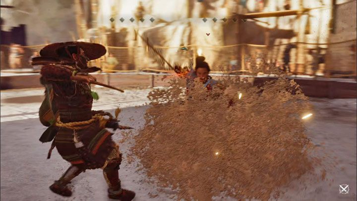 Sao stosuje czerwone ataki połączone z próbą oślepienia bohatera, gdyż celowo dotyka bronią podłoża żeby cisnąć w bohatera grudą ziemi - Ghost of Tsushima Iki Island: Sao, Przeciwnik 4 - jak pokonać? - Ghost of Tsushima - poradnik do gry