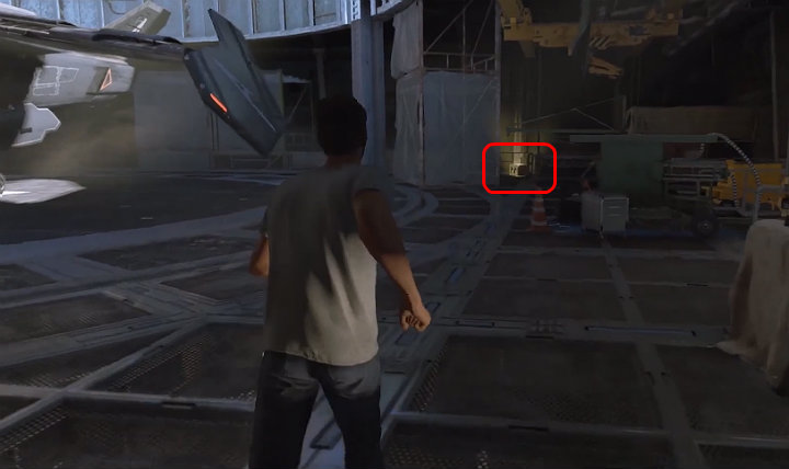 Wejdź do hangaru, obejdź stojącego tam Quinjetta i otwórz złotą skrzynię, która znajdziesz w miejscu widocznym na powyższym obrazku - Marvels Avengers: Wizyta domowa - sekrety, znajdźki - Marvels Avengers - poradnik do gry