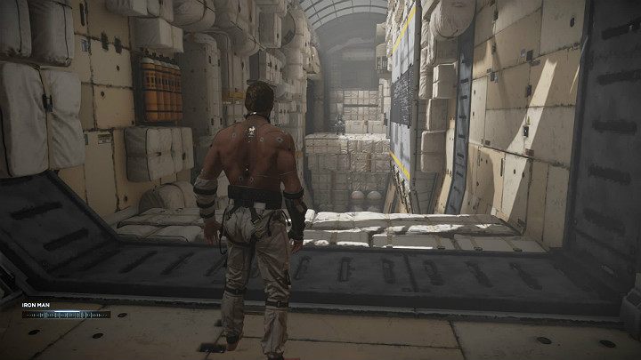 Gdy dojdziesz do korytarza z naprawdę dużą przerwą w podłodze będziesz musiał odbić się i złapać się ściany po prawej stronie, a następnie przebiec kawałek i ponownie skoczyć z przewrotem - Marvels Avengers: Próba 1, 2, 3 - sekrety, znajdźki - Marvels Avengers - poradnik do gry