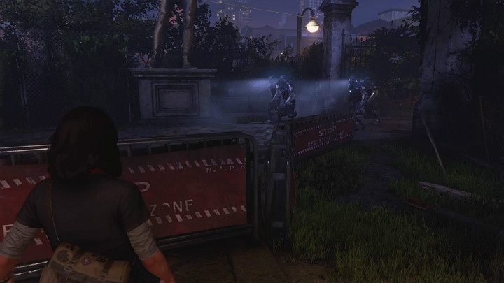 Gdy podejdziesz do kolejnej barierki zauważysz oddział żołnierzy AIM przebiegających przez park - Marvels Avengers: Nowa codzienność/New normal - solucja, opis przejścia - Marvels Avengers - poradnik do gry