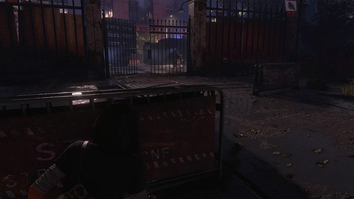 Zauważysz otwartą bramę, ale niestety nie możesz przez nią przejść, bo przed nią przechadzają się kolejne jednostki nieprzyjaciela - Marvels Avengers: Nowa codzienność/New normal - solucja, opis przejścia - Marvels Avengers - poradnik do gry