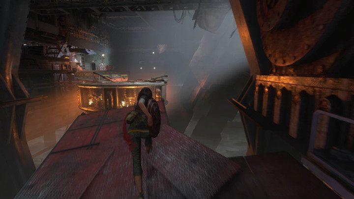 W trakcie ucieczki przed Hulkiem będziesz musiał biec sprintem przed siebie i przeskakiwać na kolejne platformy, a także wspinać się na wyższe poziomy statku - Marvels Avengers: Droga powrotna/The road back - solucja, opis przejścia - Marvels Avengers - poradnik do gry