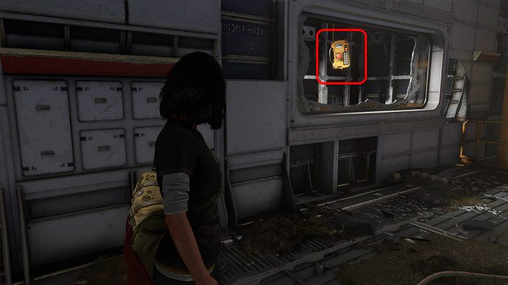 Dotrzesz do zwisającej konsoli sterowniczej z jednym dużym czerwonym przyciskiem, który należy aktywować pojedynczym ciosem - Marvels Avengers: Droga powrotna/The road back - solucja, opis przejścia - Marvels Avengers - poradnik do gry