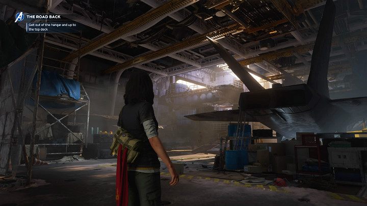 Trafisz do ogromnego hangaru, który warto dokładnie przeszukać, ponieważ znajdziesz tutaj nieco zasobów i inne przedmioty - Marvels Avengers: Droga powrotna/The road back - solucja, opis przejścia - Marvels Avengers - poradnik do gry