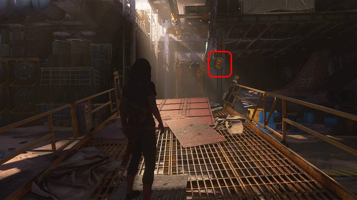 Gdy już zbierzesz wszystkie przedmioty wejdź na metalowy podest i uderz w przycisk znajdujący się na konsoli sterowniczej, aby przyzwać suwnicę - Marvels Avengers: Droga powrotna/The road back - solucja, opis przejścia - Marvels Avengers - poradnik do gry