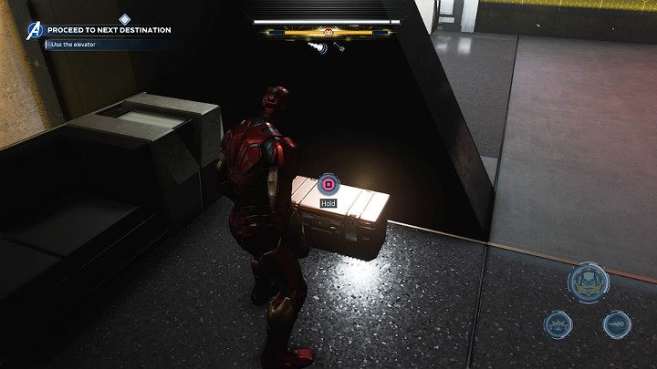 Wejdź do budynku i zwróć uwagę na skrzynię, która została ustawiona za niską kanapą po lewej stronie - Marvels Avengers: Samotnie przeciwko AIM/Alone against AIM - solucja - Marvels Avengers - poradnik do gry