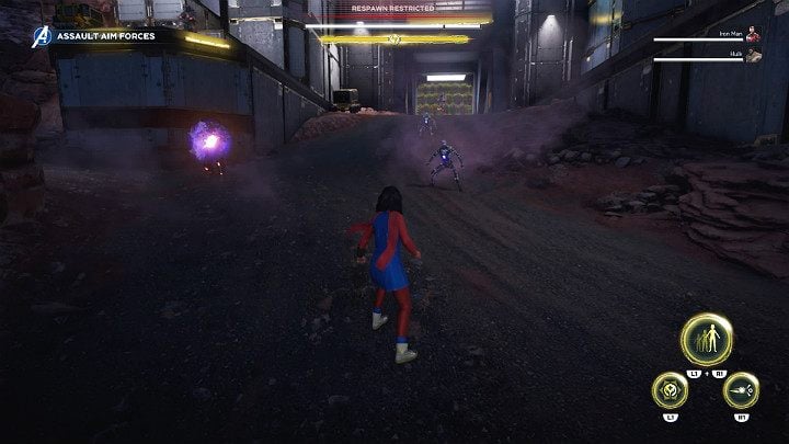 Gdy tylko zbliżysz się do placów wróg aktywuje procedury alarmowe i przed wejściem do budynku zaroi się od przeciwników - Marvels Avengers: Ucieczka z więzienia/Breakout - solucja, opis przejścia - Marvels Avengers - poradnik do gry