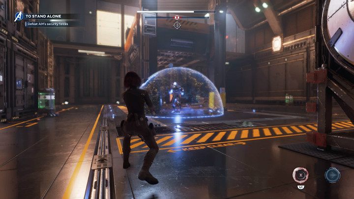 W momencie, gdy przeciwnik aktywuje tarczę ochronną i zacznie regenerować utracone zdrowie musisz szybko się do niego zbliżyć i celnym ciosem pod osłoną przerwać procedurę uzdrawiania - Marvels Avengers: Samotna walka/To stand alone - solucja, opis przejścia - Marvels Avengers - poradnik do gry