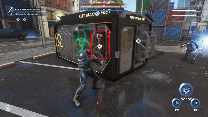 Po skończonej walce zniszcz dwie baterie po obydwu stronach pierwszego kontenera, a następnie zrób to samo z drugim kontenerem - Marvels Avengers: Zamieszanie na Manhattanie/Mayhem over Manhattan - solucja - Marvels Avengers - poradnik do gry