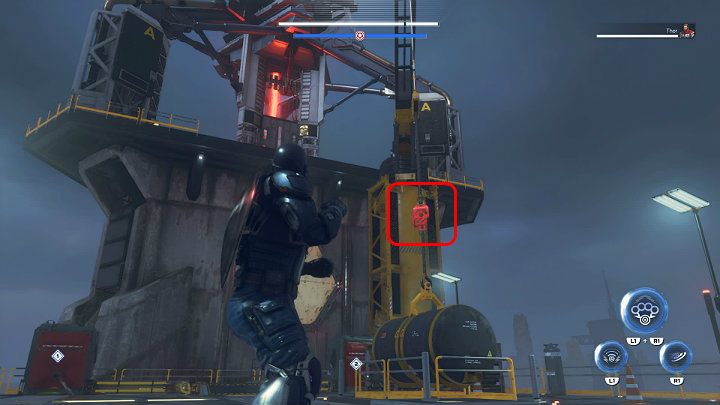 Wyceluj tarczą w czerwony zaczep na linie utrzymujący zbiornik z gazem w powietrzu i rzuć w niego tarczą - Marvels Avengers: Siłą umysłu/By Force of Mind - solucja, finałowy boss - Marvels Avengers - poradnik do gry