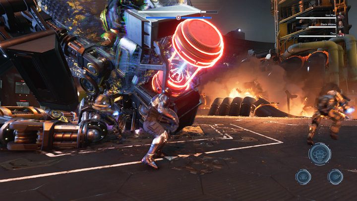 Gdy silnik zostanie zniszczony MODOK upadnie na ziemię, a Ty zyskasz okazję, by zaatakować źródło zasilania na jego plecach - Marvels Avengers: MODOK - boss, jak pokonać? - Marvels Avengers - poradnik do gry