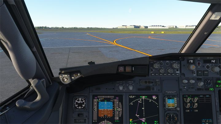 Drogę do pasa można odczytać z mapy lotniska, usłyszeć od kontrolera z wieży po wysłaniu prośby o zgodę na kołowanie albo ostatecznie wspomóc się widokiem zewnętrznym pod klawiszem END - PMDG 737: Kołowanie i start - taxi i takeoff - Microsoft Flight Simulator 2020 - poradnik do gry