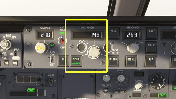 Ustawcie prędkość do lądowania Vref podaną wcześniej w komputerze FMC - PMDG 737: Zniżanie, podejście i lądowanie ILS - Microsoft Flight Simulator 2020 - poradnik do gry