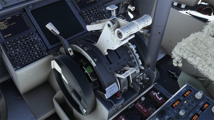 Przepustnica silników (Ctrl + 5) zwykle obsługiwana jest automatycznie podczas lotu, ale są tam również dźwignie klap, hamulców aerodynamicznych, parkingowych oraz koło trymera - PMDG 737: Kokpit Boeinga 737 - Microsoft Flight Simulator 2020 - poradnik do gry