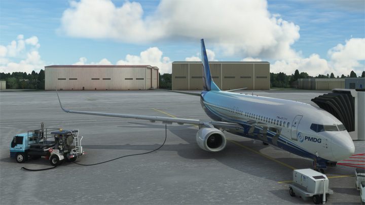 Status podłączenia pojazdu do samolotu można obejrzeć z kamery zewnętrznej pod klawiszem END - PMDG 737: Tankowanie samolotu - Microsoft Flight Simulator 2020 - poradnik do gry