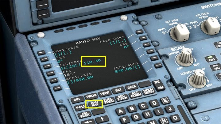 W zakładce RAD NAV w MCDU sprawdźcie, czy wpisana jest częstotliwość systemu ILS dla wybranego pasa do lądowania - Flight Simulator: Samolot pasażerski - lądowanie ILS - Microsoft Flight Simulator 2020 - poradnik do gry