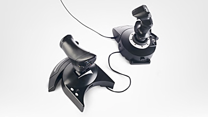 Joystick z przepustnicą Thrustmaster T-Flight HOTAS One to najtańsza opcja podłączenia kontrolera lotniczego do konsoli - Flight Simulator: Xbox Series X i S - lista obsługiwanych kontrolerów i joysticków - Microsoft Flight Simulator 2020 - poradnik do gry