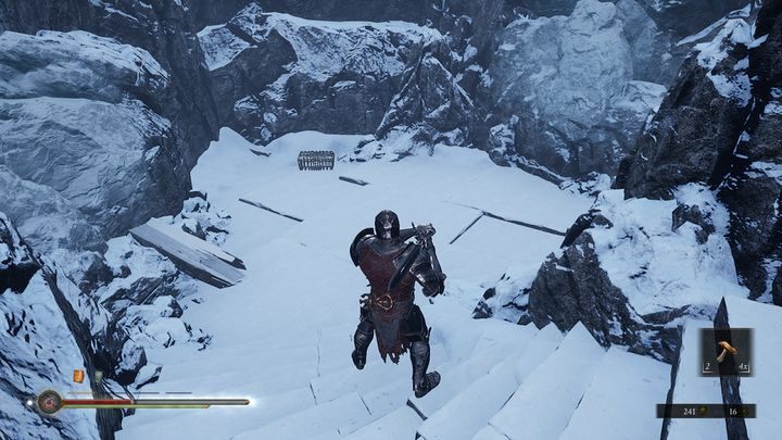 Zamiast iść na samą górę, po lewej stronie znajdują się schody prowadzące na dół, znajduje się tam skrzynia, uważaj jednak, gdyż po prawej stronie znajdować się będzie Gragu - Mortal Shell: Crypt of Martyrs solucja, opis przejścia - Mortal Shell - poradnik do gry