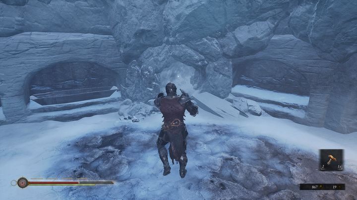 Przejdź przez tunel, po drugiej stronie zobaczysz zjawę, warto ją zaatakować, gdy będzie do ciebie skierowana plecami - Mortal Shell: Crypt of Martyrs solucja, opis przejścia - Mortal Shell - poradnik do gry