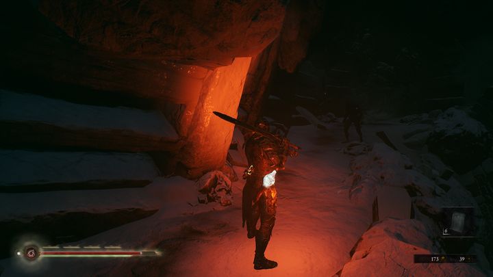 Kieruj się w stronę tunelu, uważaj jednak na spadające sople lodu - Mortal Shell: Crypt of Martyrs solucja, opis przejścia - Mortal Shell - poradnik do gry