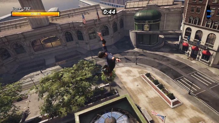 Aby dostać się do taśmy odbij się od fontanny i wskocz na krawędz budynku - Tony Hawks Pro Skater 1+2: Streets - solucja THPS1 - Tony Hawks Pro Skater 1+2 - poradnik do gry