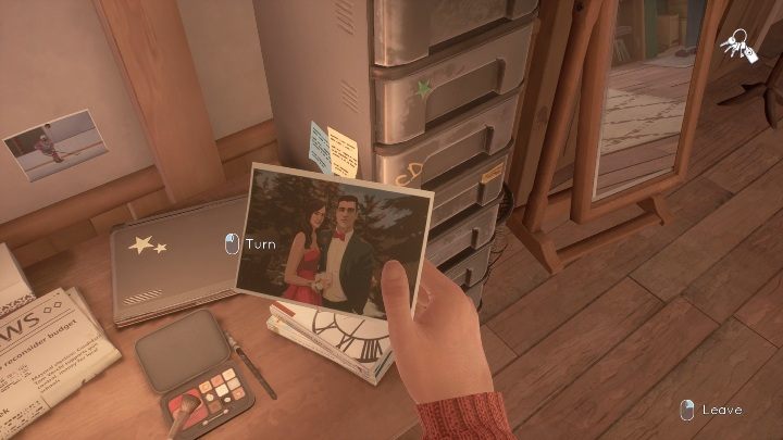 Kolejną rzeczą rzucającą się w oczy są zdjęcia - Tell Me Why: Spotkanie po latach - solucja, opis przejścia - 1 Rozdział - Tell Me Why - poradnik do gry