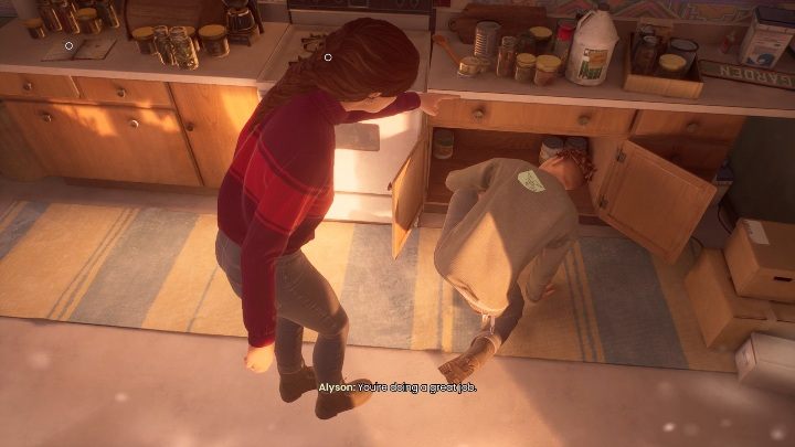 Jeśli z pokoju dzieci zgarniesz starą kartę z rysunkiem goblina, możesz przykleić ją na plecy swojego brata - Tell Me Why: Sprzątanie domu - solucja, opis przejścia - 2 Rozdział - Tell Me Why - poradnik do gry