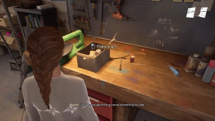 Twój telefon znajduje się pod zeszytem, gdy go znajdziesz możesz opuścić pomieszczenie - Tell Me Why: Dom Alyson - solucja, opis przejścia - 3 Rozdział - Tell Me Why - poradnik do gry