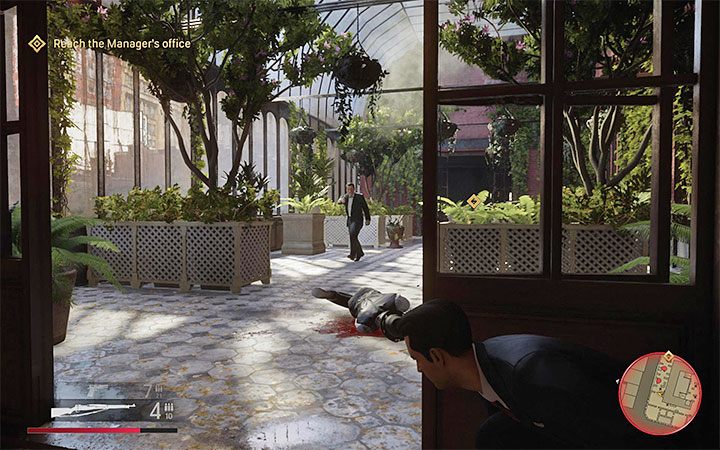 Podążaj głównym korytarzem, przy czym nie ignoruj okazji do odwiedzania mijanych pokojów hotelowych, w których mogą znajdować się punkty pierwszej pomocy lub skrzynie z amunicją - Mafia Definitive Edition: Święty i grzesznik - solucja - Mafia 1 Definitive Edition - poradnik, solucja