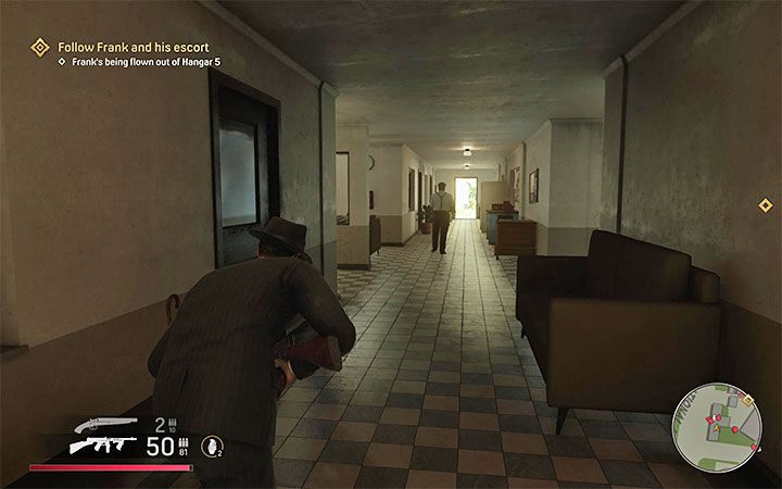 Po wejściu do budynku zaczekaj aż przeciwnicy zakończą rozmowę i zaskocz od tyłu pojedynczego przeciwnika, który odejdzie od reszty - Mafia Definitive Edition: Omerta - solucja - Mafia 1 Definitive Edition - poradnik, solucja