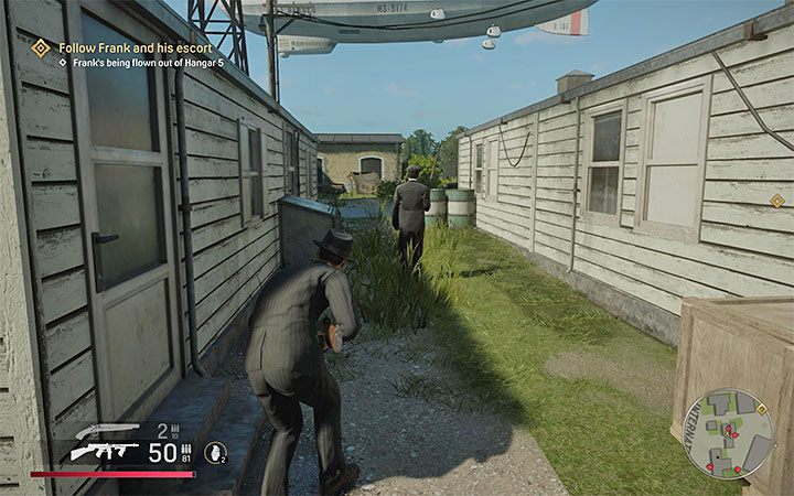 W identyczny sposób możesz pozbyć się 2 przeciwników stojących pomiędzy małymi budynkami - zachodź ich od tyłu i po cichu eliminuj w walce wręcz - Mafia Definitive Edition: Omerta - solucja - Mafia 1 Definitive Edition - poradnik, solucja