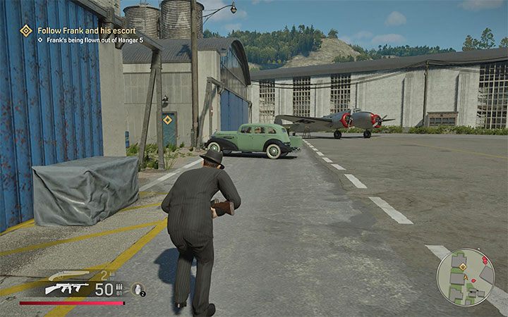 Niezależnie od wybranego wariantu zachowania musisz dotrzeć do pokazanego na obrazku wejścia do hangaru 5, które rozpoznasz po zaparkowanym obok niego pojeździe Franka - Mafia Definitive Edition: Omerta - solucja - Mafia 1 Definitive Edition - poradnik, solucja