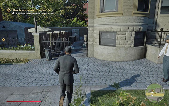 Jak zapewne zauważyłeś po podjeździe domu Sergio kręci się pojedynczy gangster i nie możesz tak po prostu obok niego przejść - Mafia Definitive Edition: Ty szczęściarzu - solucja - Mafia 1 Definitive Edition - poradnik, solucja