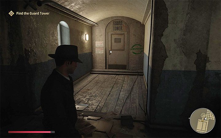 Dostań się do sąsiadującej z jadalnią kuchni i następnie wdrap się na wyższy poziom (znajdziesz tu kolejny zielony znak) - Mafia Definitive Edition: Kampania wyborcza - solucja - Mafia 1 Definitive Edition - poradnik, solucja