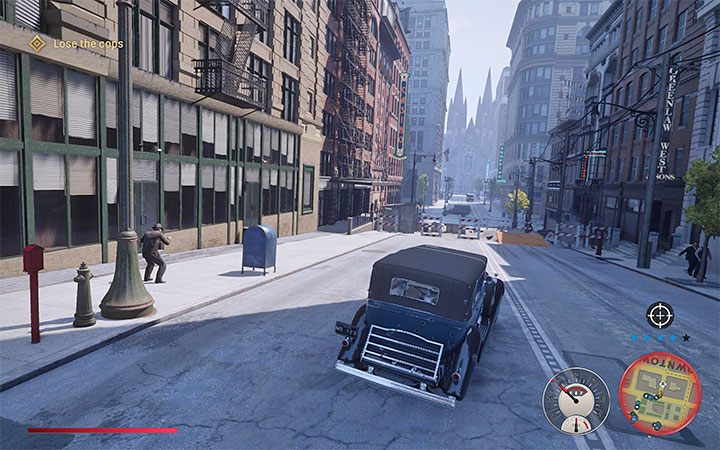 W zgubieniu policyjnego pościgu mogą ci też pomóc lokacje oznaczone strzałkami i w pobliżu banku powinno się znajdować co najmniej jedno takie miejsce - Mafia Definitive Edition: Praca po godzinach - solucja - Mafia 1 Definitive Edition - poradnik, solucja