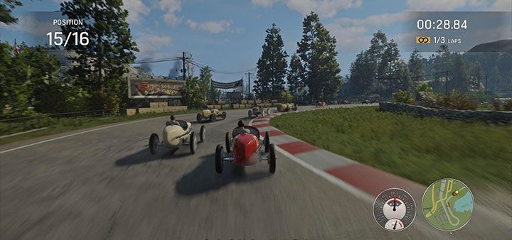 Dwa kolejne zakręty są stosunkowo łagodne i począwszy od tego miejsca zaczną pojawiać się okazje do atakowania innych uczestników wyścigu - Mafia Definitive Edition: Wyścig - jak wygrać? - Mafia 1 Definitive Edition - poradnik, solucja