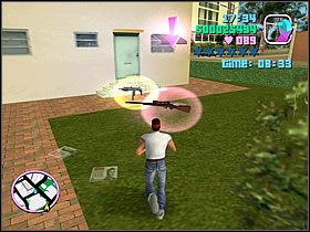 Nieopodal budek telefonicznych, w miejscu wskazanym przez niebieski marker, przy domach znajdziesz karabin snajperski oraz karabinek maszynowy - Autocide - Bonus Budka Telefoniczna - Grand Theft Auto: Vice City - poradnik do gry