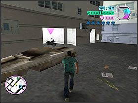 Przeskocz na skoczni z lewej z dachu na okolicę garażową i omijając uzbrojonych po zęby ludzi, podjedź w okolice garażu z motorem - Hog Tied - Bonus Mitch Baker - Grand Theft Auto: Vice City - poradnik do gry