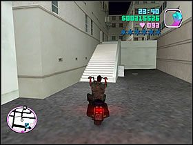 Ogólnie poruszaj się ciągle w prawo, a znajdziesz białe schodki, po których wyskoczysz na główną drogę - Hog Tied - Bonus Mitch Baker - Grand Theft Auto: Vice City - poradnik do gry