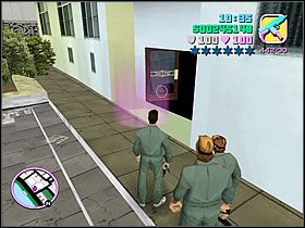 Podejdź w wyznaczone miejsce przy głównych drzwiach do banku, a gdy zmienicie ubiór, wejdź przez główne wrota do środka - The Job - Asset The Malibu - Grand Theft Auto: Vice City - poradnik do gry