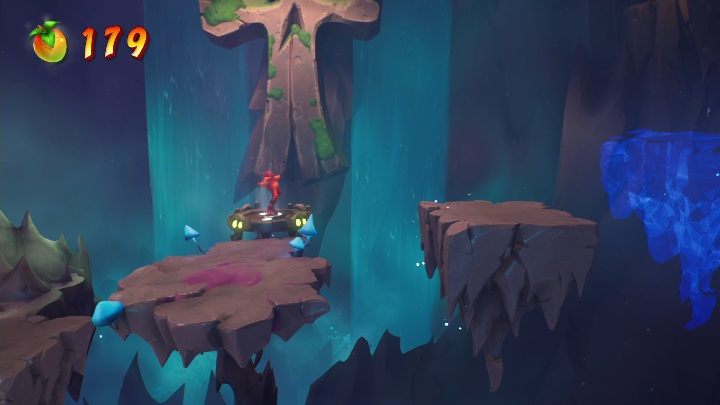 Wejście na sekretny poziom znajdziesz pomiędzy znikającymi skałami - Crash 4: Szczyt Obłędu solucja, opis przejścia - Crash Bandicoot 4 - poradnik, solucja