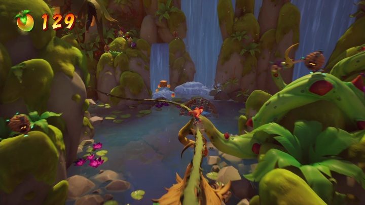 Po wyjściu na zewnątrz musisz zjechać po pnączach - Crash 4: Niegrzeczna pobudka solucja, opis przejścia - Crash Bandicoot 4 - poradnik, solucja
