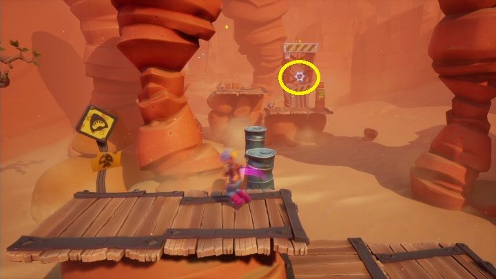 Podążając dalej musisz przeskoczyć po beczkach, a na końcu złapać hakiem określony punkt - zaznaczony na screenie powyżej - Crash 4: Gaz do dechy solucja, opis przejścia - Crash Bandicoot 4 - poradnik, solucja
